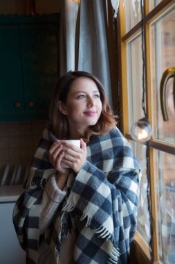 Ekose ve pencere, rahat sabah kavramı yakınındaki kahve Kızıl saçlı kadın portresi 