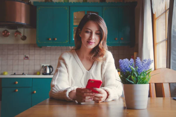 Retrato Mujer Pelirroja Con Teléfono Móvil Sentado Mesa Cocina —  Fotos de Stock