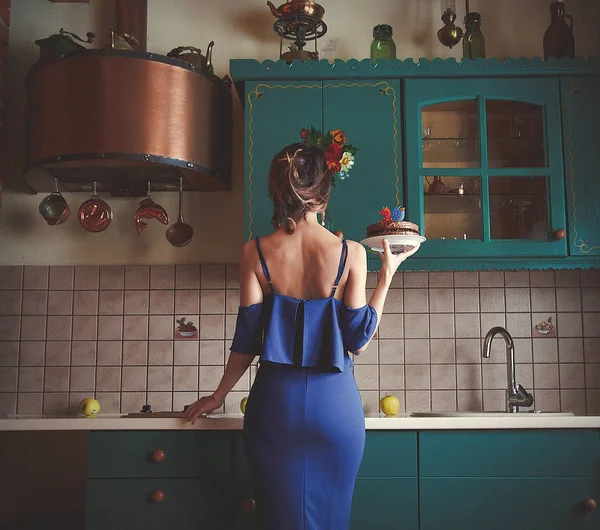 Mulher Ruiva Vestido Azul Segurando Bolo Chocolate Aniversário Cozinha — Fotografia de Stock