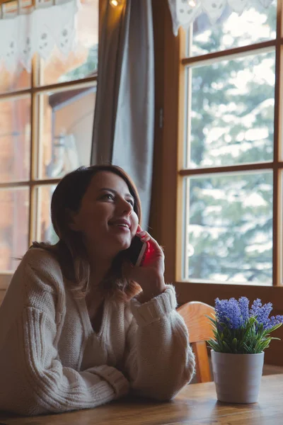 Portrait Redhead Woman Mobile Phone Sitting Table Kitchen — Stock Photo, Image