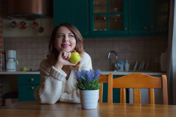 Ritratto Donna Rossa Con Mela Seduta Tavola Cucina — Foto Stock