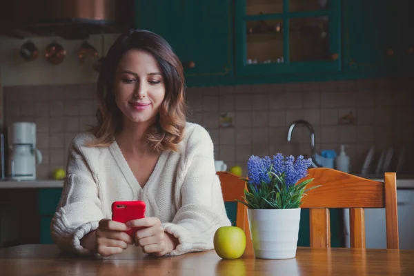 Retrato Mujer Pelirroja Con Teléfono Móvil Sentado Mesa Cocina — Foto de Stock