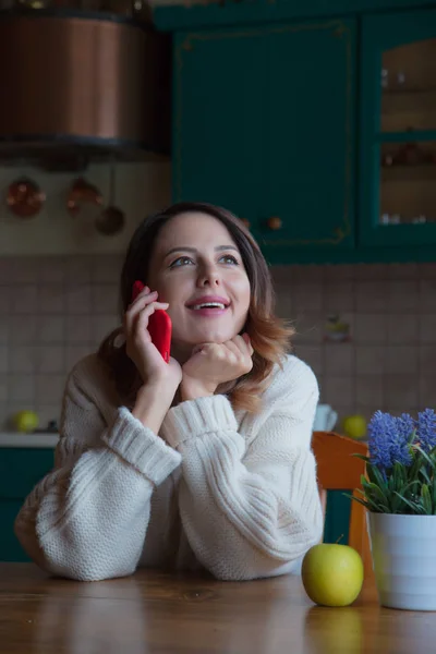 Kızıl Saçlı Kadın Mutfakta Masada Oturan Cep Telefonunuzla Portresi — Stok fotoğraf