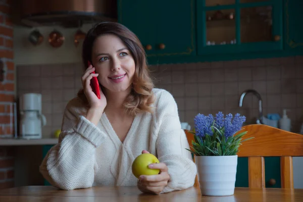 Ritratto Donna Rossa Con Cellulare Seduta Tavola Cucina — Foto Stock