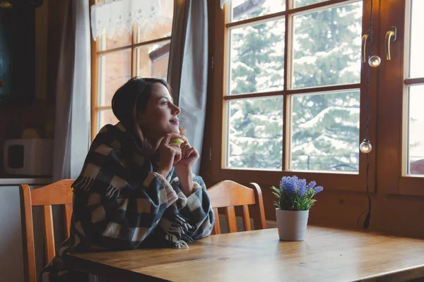 Portrait Redhead Girl Plaid Apple Sitting Table Kitchen — Stock Photo, Image