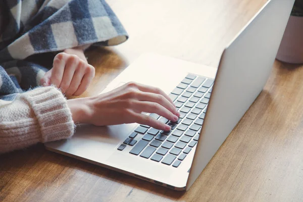 Mãos Femininas Que Digitam Teclado Computador Portátil Uma Mesa — Fotografia de Stock