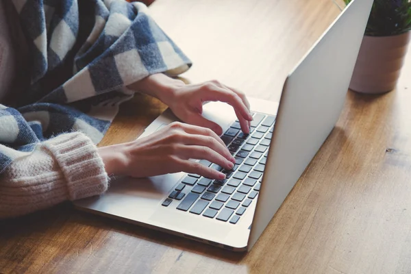 Mãos Femininas Que Digitam Teclado Computador Portátil Uma Mesa — Fotografia de Stock