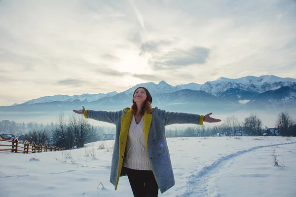 Femme Bras Ouverts Détendre Extérieur Avec Des Montagnes Neige Sur — Photo