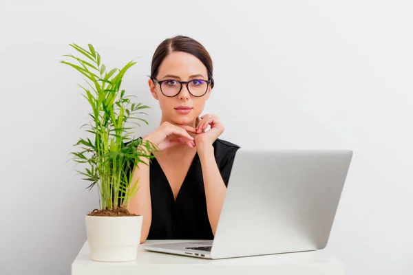 Mooie Roodharige Kaukasische Vrouw Zwarte Jurk Laptop Met Palm Zittend — Stockfoto