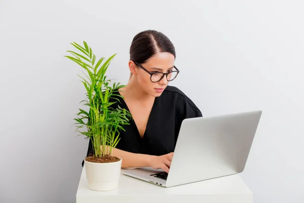 Mooie Roodharige Kaukasische Vrouw Zwarte Jurk Laptop Met Palm Zittend — Stockfoto