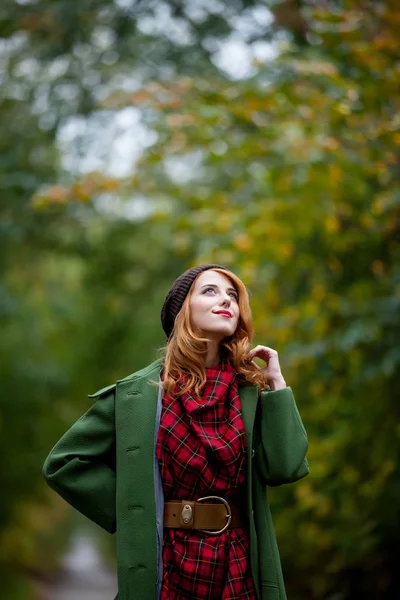 Προσωπογραφία Νεαρής Γυναίκας Πράσινο Παλτό Στο Ύπαιθρο Εξωτερική — Φωτογραφία Αρχείου