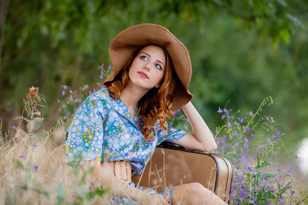 Portrait Jeune Femme Robe Bleue Chapeau Avec Valise Assise Herbe — Photo