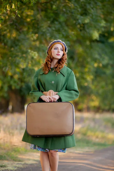 Πορτρέτο Της Νεαρής Γυναίκας Πράσινο Παλτό Βαλίτσα Στο Ύπαιθρο Εξωτερική — Φωτογραφία Αρχείου