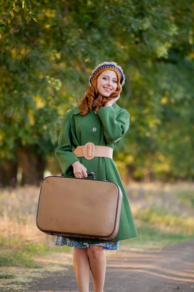 Portret Van Een Jonge Vrouw Groene Jas Met Koffer Platteland — Stockfoto