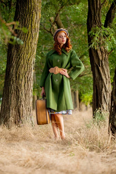 Çanta Kırsal Açık Yeşil Paltolu Genç Kadın Portresi — Stok fotoğraf
