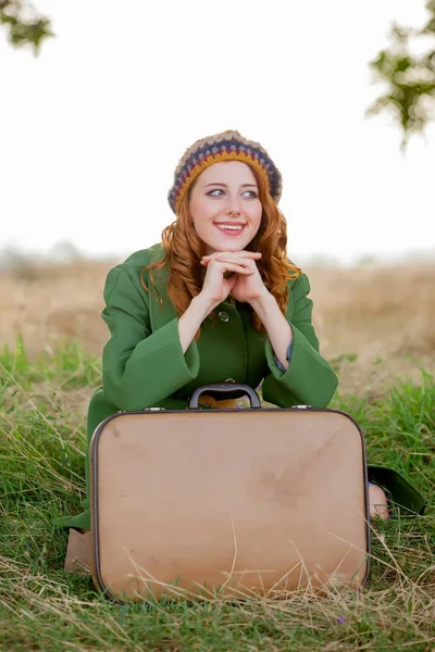 Portret Van Een Jonge Vrouw Groene Jas Met Koffer Achter — Stockfoto