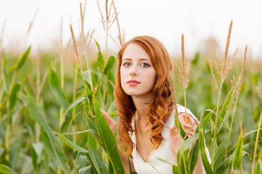 Kırsal açık corn Field'da genç kız.