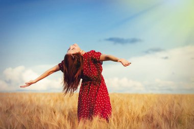 Yaz aylarında buğday alan ayakta açık eller genç Kızıl saçlı kız
