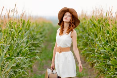 Genç Kızıl saçlı kız çanta Mısır alan kırsal 