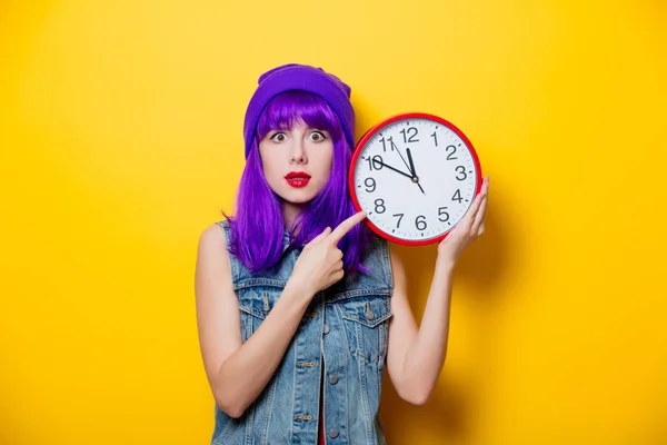Портрет Девушки Хипстера Молодом Стиле Фиолетовыми Волосами Большими Часами Желтом — стоковое фото