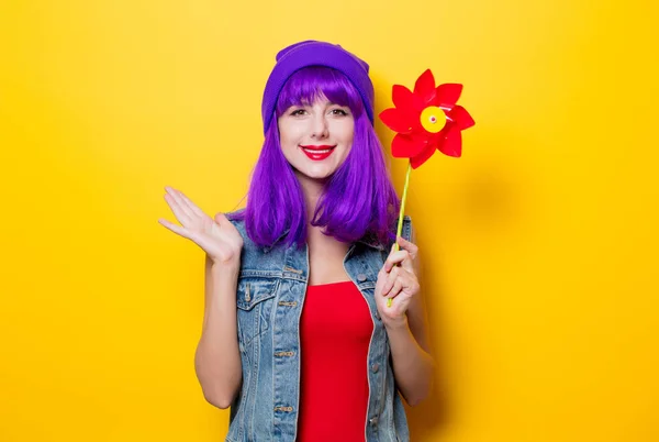 Portret Młodego Stylu Hipster Dziewczynka Fioletowy Fryzurę Wiatraczek Żółtym Tle — Zdjęcie stockowe