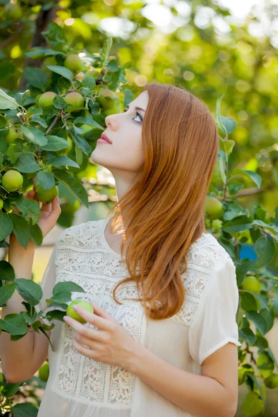 Giovane Ragazza Rossa Nel Giardino Melo Estate — Foto Stock