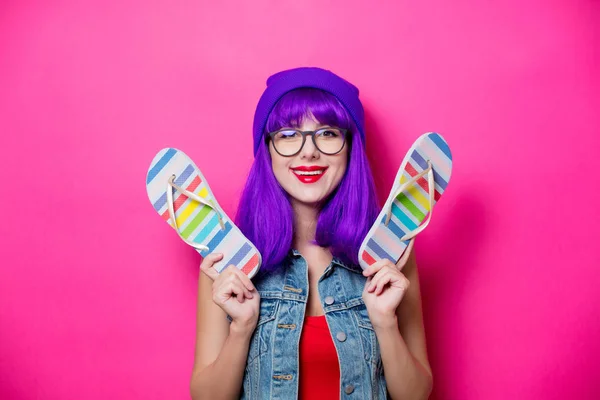 Retrato Chica Hipster Estilo Joven Con Pelo Morado Con Chanclas — Foto de Stock