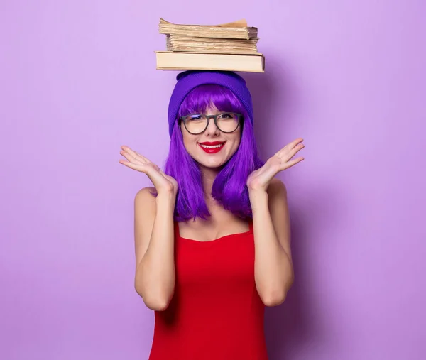 Porträt Eines Jungen Hipster Mädchens Mit Lila Haaren Und Büchern — Stockfoto