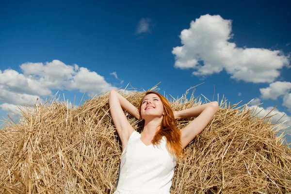 Junges Rothaariges Mädchen Legt Sich Sommer Ins Heu — Stockfoto