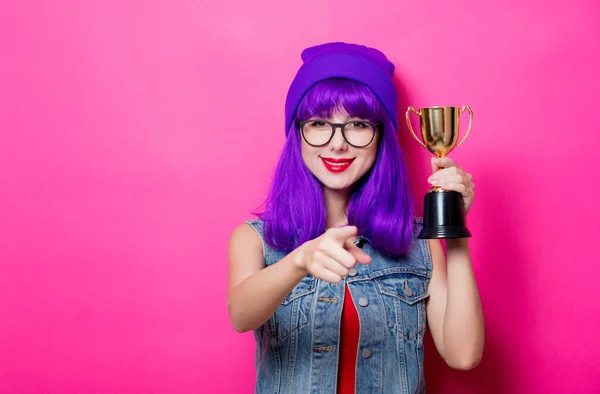 Porträtt Ung Stil Hipster Flicka Med Lila Hår Med Trophy — Stockfoto