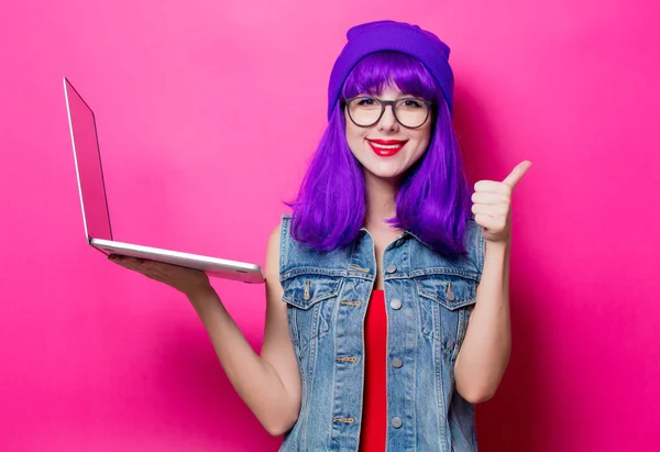 Portrait Jeune Fille Hipster Style Avec Les Cheveux Violets Ordinateur — Photo