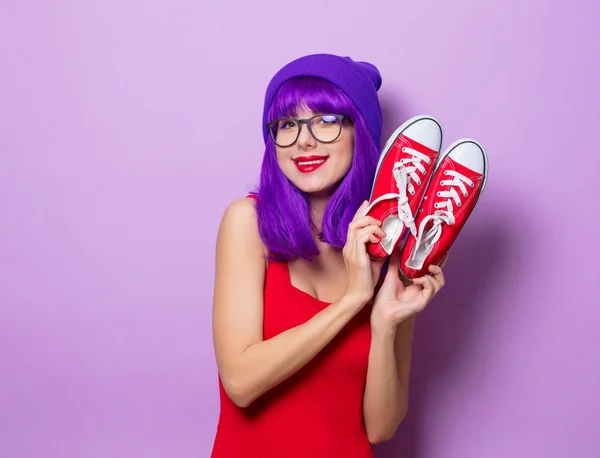 青い髪と紫の色の背景に赤いための半靴若いスタイルの流行に敏感な女の子の肖像画 — ストック写真
