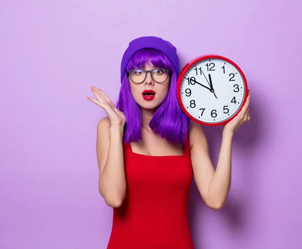 Portret Młodego Stylu Hipster Dziewczyna Fioletowymi Włosami Duży Zegar Purpurowy — Zdjęcie stockowe