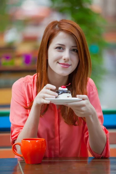 Красивая Рыжеволосая Девушка Тортом Чашкой Кофе Кафе Весной — стоковое фото