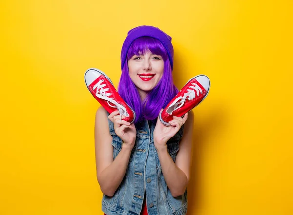 Portret Młodego Stylu Hipster Dziewczyna Fioletowymi Włosami Czerwone Półbuty Gumowe — Zdjęcie stockowe