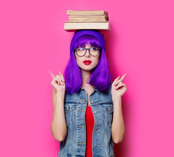 Portret Młodego Stylu Hipster Dziewczyna Fioletowymi Włosami Książek Różowym Tle — Zdjęcie stockowe