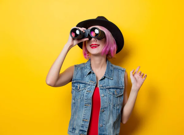 Portret Młodego Stylu Hipster Dziewczyna Różowe Włosy Styl Lornetką Żółtym — Zdjęcie stockowe