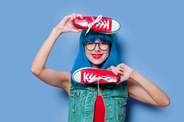 Portret Młodego Stylu Hipster Dziewczyna Niebieskie Włosy Czerwone Półbuty Gumowe — Zdjęcie stockowe