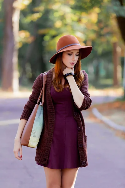 Young Redhead Woman Bag Hat Autumn Park Outdoor — Stock Photo, Image