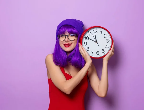 Portret Młodego Stylu Hipster Dziewczyna Fioletowymi Włosami Duży Zegar Purpurowy — Zdjęcie stockowe