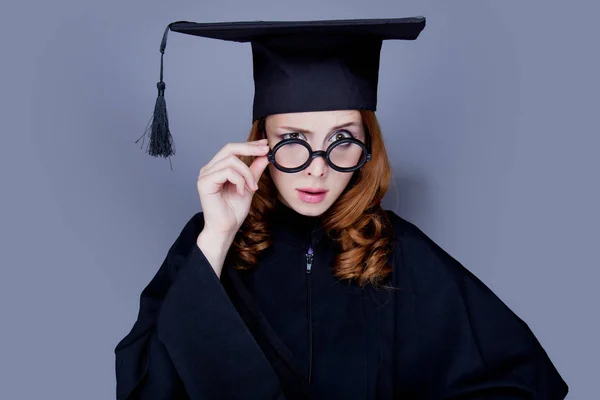 Genç Redhead Lisansüstü Kız Kare Akademik Kap Gri Arka Plan — Stok fotoğraf