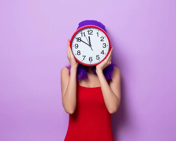 Retrato Menina Hipster Estilo Jovem Com Cabelo Roxo Grande Relógio — Fotografia de Stock