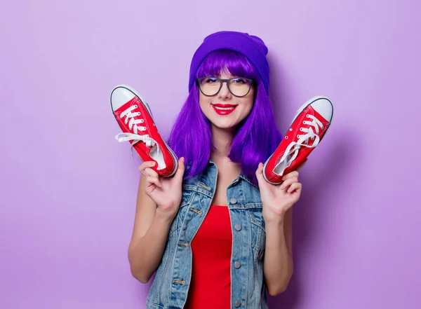 紫の髪と紫の色の背景に赤いための半靴若いスタイルの流行に敏感な女の子の肖像画 — ストック写真