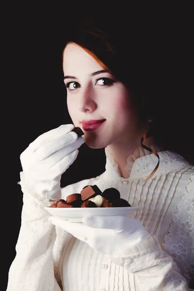 Jovem Ruiva Branco Roupas Era Vitoriana Com Doces Fundo Preto — Fotografia de Stock