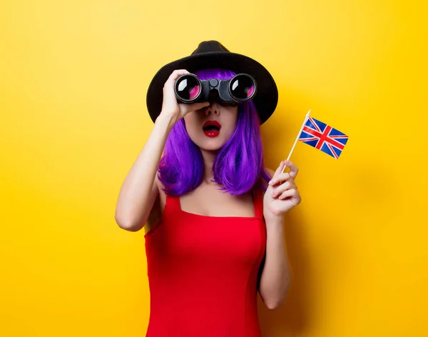 Портрет Молодого Стиль Hipster Дівчина Фіолетовим Зачіска Біноклі Великобританії Прапор — стокове фото