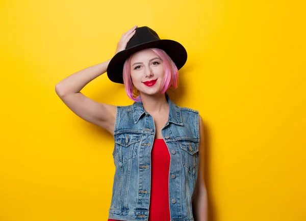 Portret Van Jonge Stijl Hipster Meisje Met Roze Kapsel Gele — Stockfoto