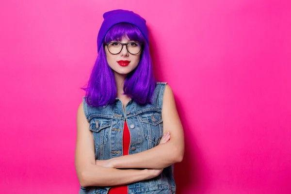 Portrét Mladého Stylu Hipster Dívka Fialovými Vlasy Růžovém Pozadí — Stock fotografie