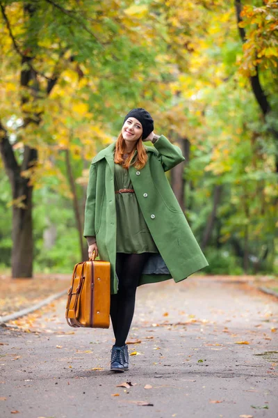 Portrét Mladé Zrzka Dívka Zeleném Kabátě Kufrem Podzimní Sezónu Venkovní — Stock fotografie