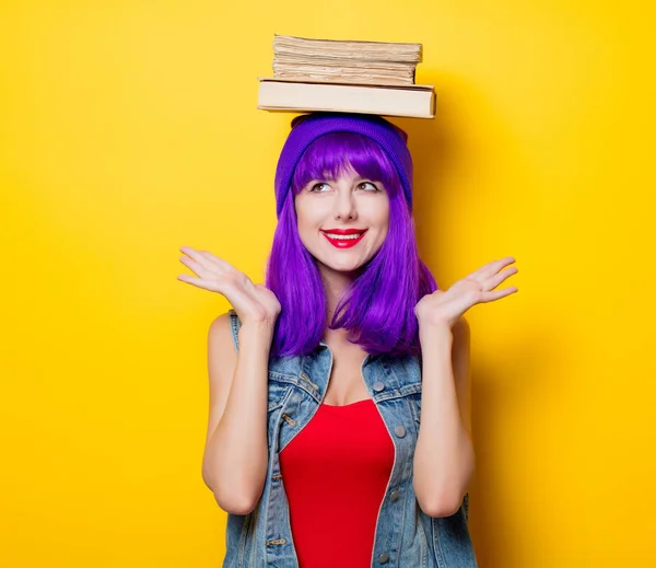 Ritratto Giovane Ragazza Hipster Stile Con Acconciatura Viola Con Libri — Foto Stock