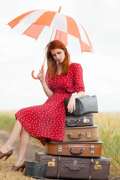 傘とバッグの若い赤毛の女の子は世界一周旅行します 田舎で屋外 — ストック写真